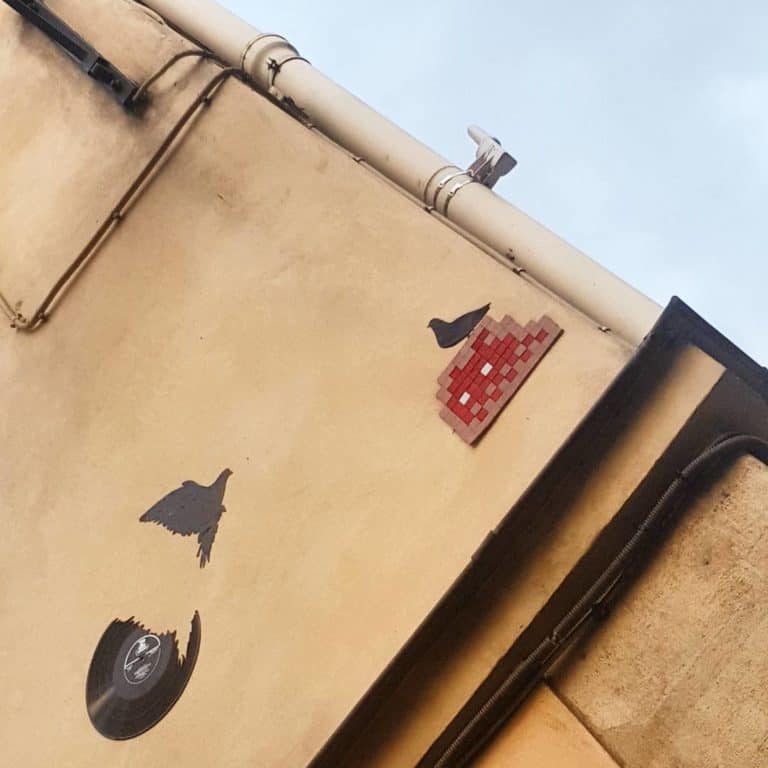 streetart paris invader et kesa free bird lynyrd skynyrd invader paris PA-22