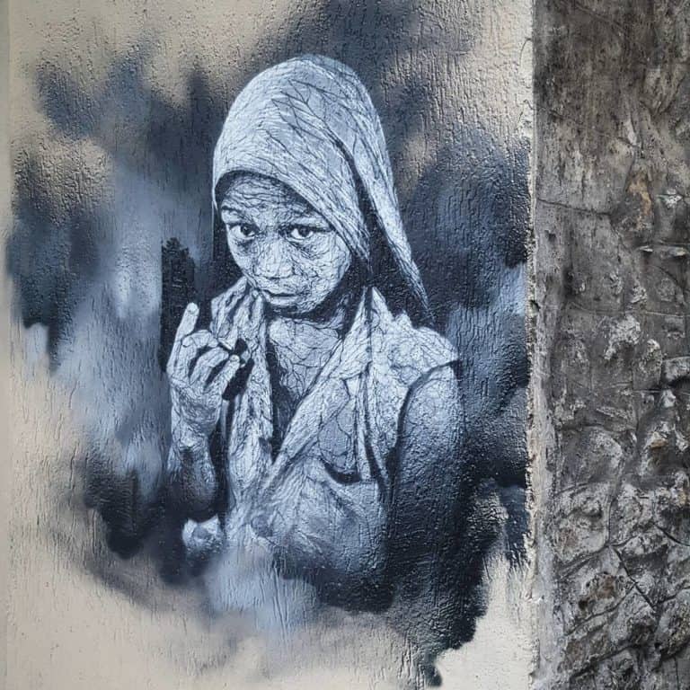 Enfants soldats, hommage à Steve Mccurry – Street art de Nasti404, Paris