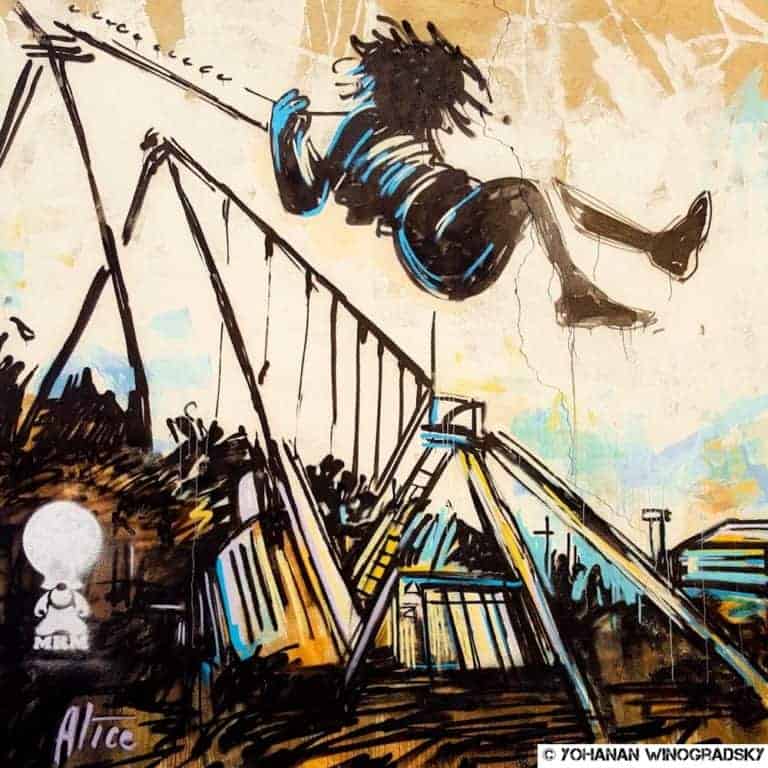 Les balançoires – Street art d’Alice Pasquini, Vitry-sur-Seine
