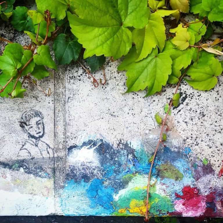 L’ingénieur en arc-en-ciel – Palette improvisée et dessin d’artiste inconnu, Street art Paris