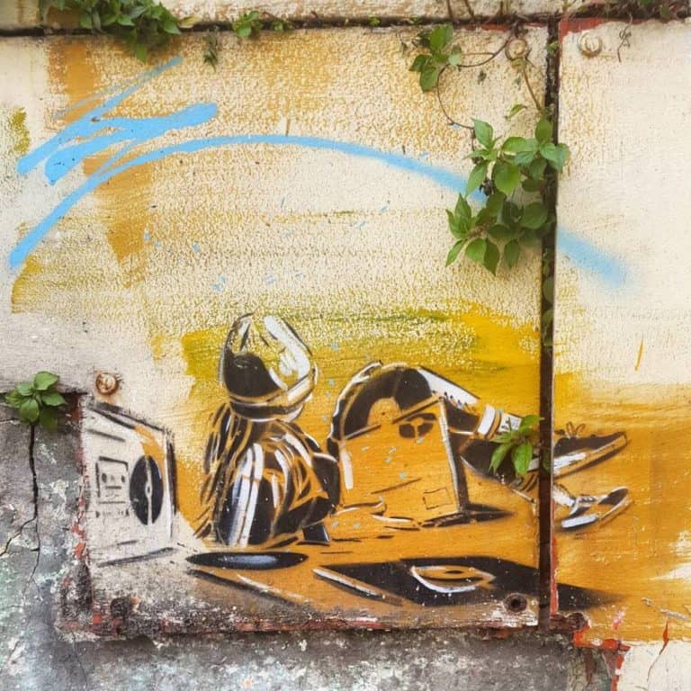street art par alice pasquini à vitry sur seine le gars qui écoute de la musique