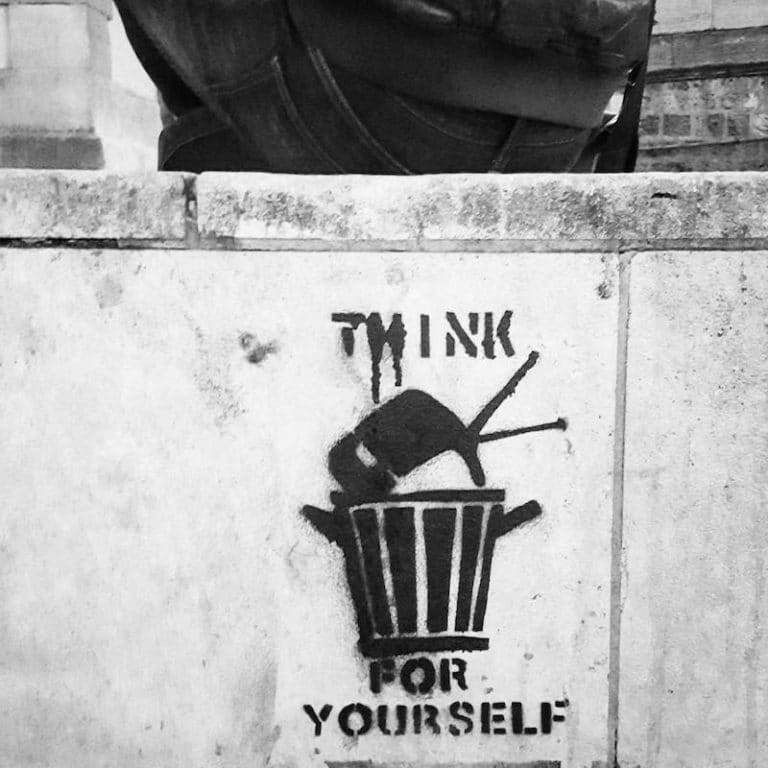 La télé ou « Think for yourself » – Street art, Paris