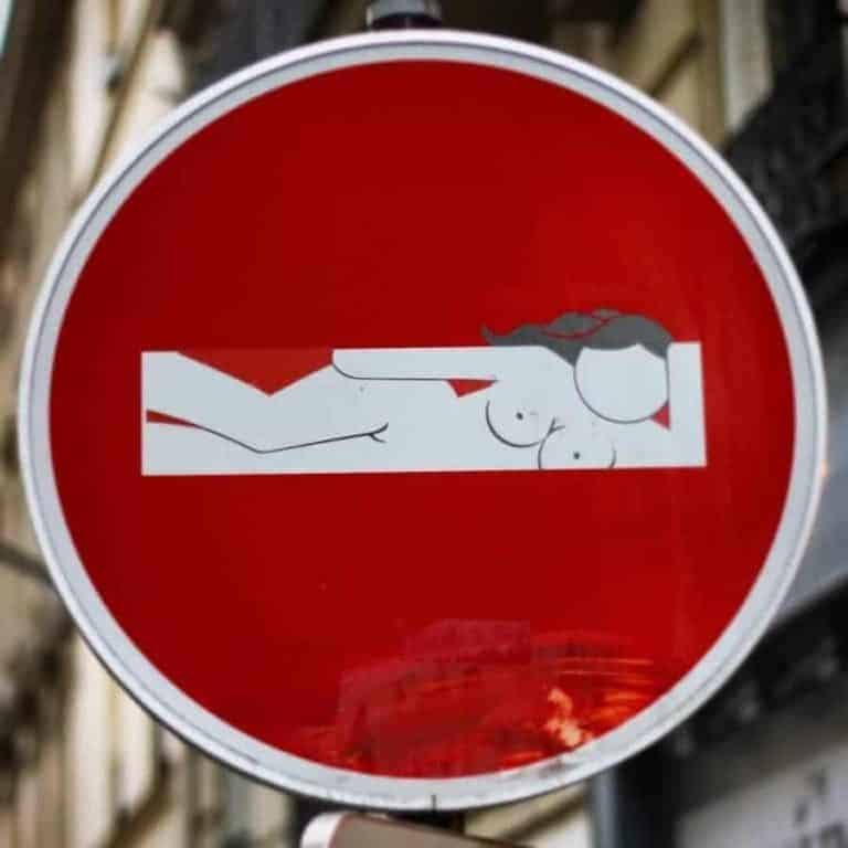 street art par clet abraham à paris femme nue quartier latin