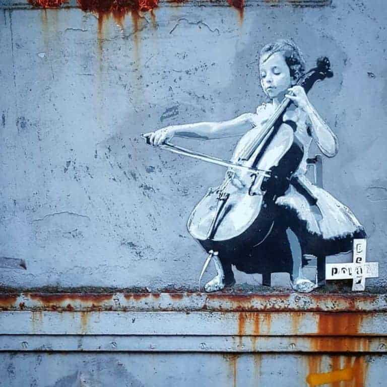 street art polar bear paris jeune fille violoncelle